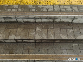 Так выглядят тактильные наземные указатели | Источник: Кристина Мельникова / YA62.RU