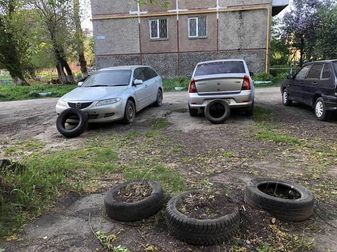Эта практика во дворе между домами 316 и 318 на проспекте Победы уже устоялась. «Проблем с парковочными местами здесь нет, если не лениться пройти 5–7 минут»,&nbsp;— пишет читатель | Источник: читатель 74.RU