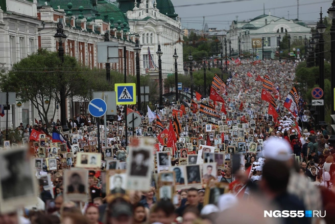 Шествие полка началось в 11:00 | Источник: Евгений Софийчук / NGS55.RU