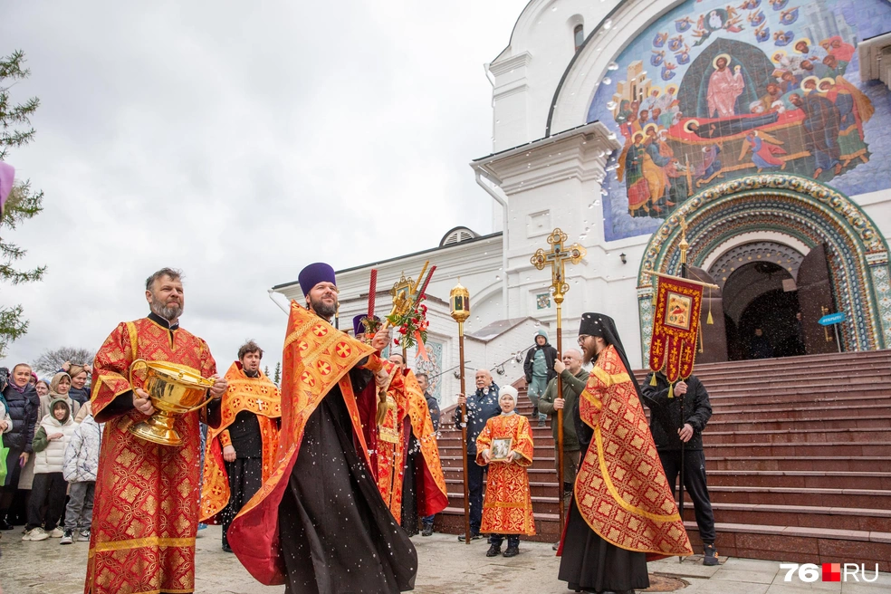 Православные совершили крестный ход вокруг Успенского собора | Источник: Кирилл Поверинов