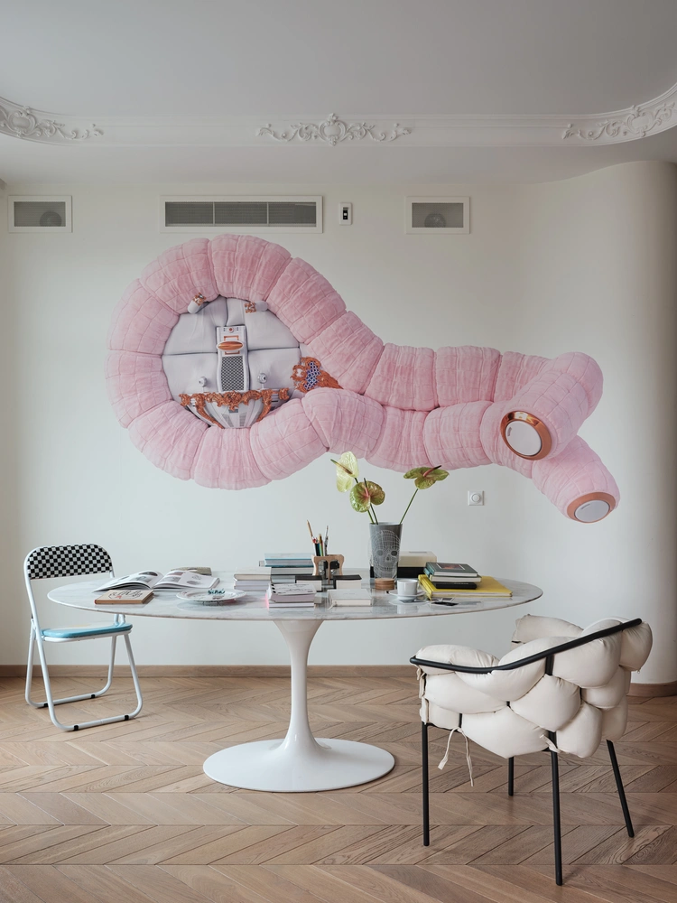 Фрагмент гостиной. Стол Knoll. Cтул Serpentine, Ligne Roset, галерея bulthaup. Cтул, Seletti. На стене — работа Джонатана Монагана «След, оставленный будущим», галерея Anna Nova. | Источник: Дмитрий Цыренщиков