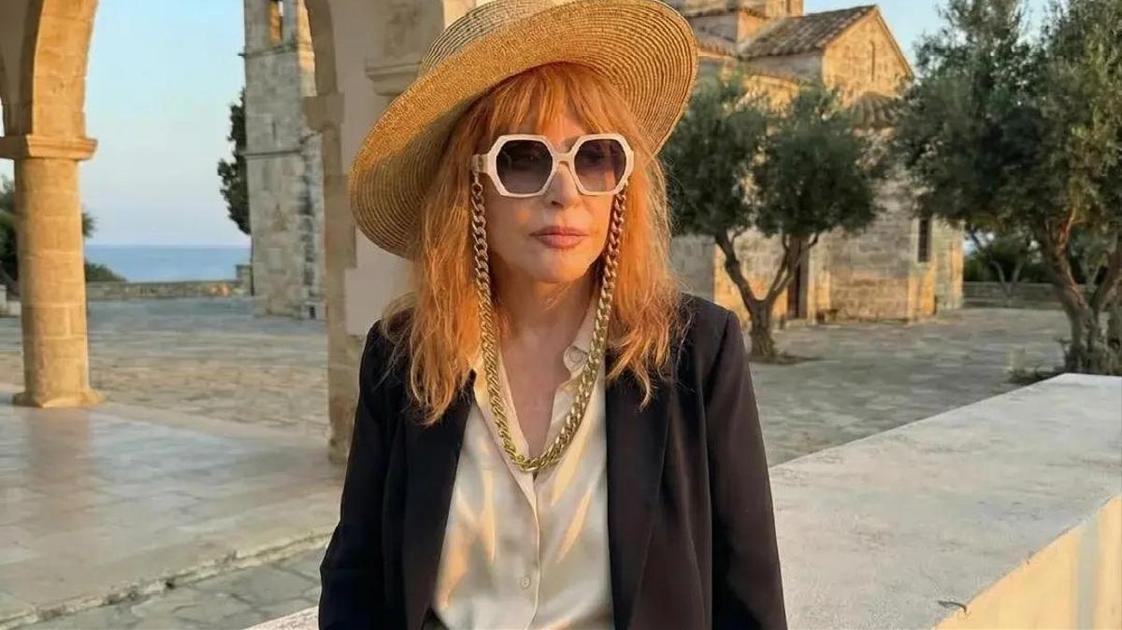 Пугачева больше не выходит на улицу без трости&nbsp;&mdash; фото