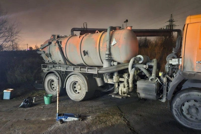 Водитель слил отходы в канализацию у реки Утка в Петербурге