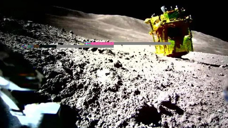 Японский посадочный модуль ждет своей участи на поверхности Луны