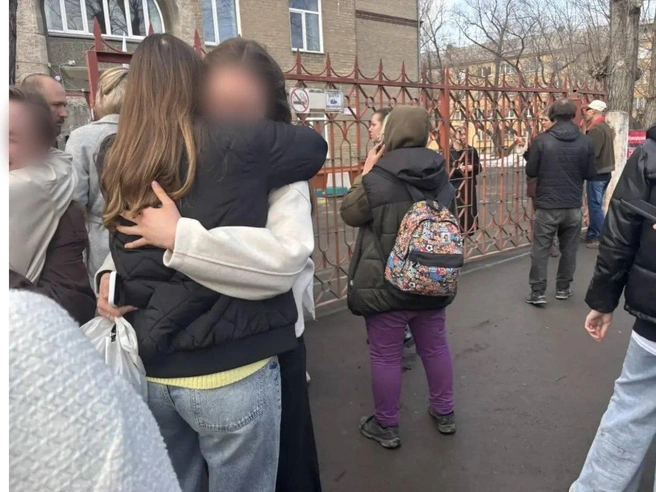Учеников выпустили из школы лишь спустя некоторое время. | Источник: Дарья Дубровских
