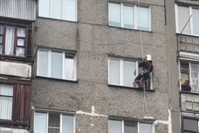 Спасатели спустились с крыши в квартиру в Новосибирске