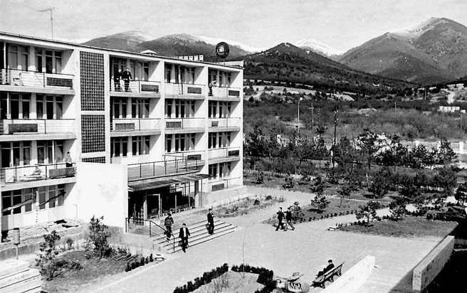 А это популярный в свое время пансионат «Кабардинка» на улице Революционной, 1974 год | Источник: pastvu.com