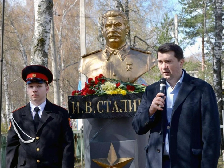В Вологодской области открыли второй памятник Сталину за полгода. Что связывает вождя с регионом? | Источник: kprf35.com