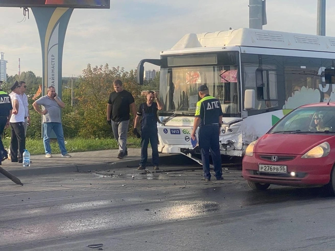 Автобус получил серьезные повреждения | Источник: «Омская полиция» / T.me