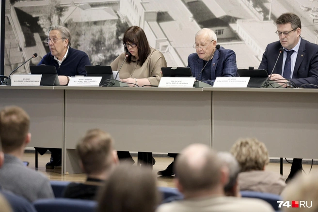 Места в президиуме уже заняли депутаты гордумы Виталий Рыльских, Владимир Бодров, начальник городского управления архитектуры Наталья Чернушкина и вице-мэр по строительству Владимир Шамне | Источник: Наталья Лапцевич