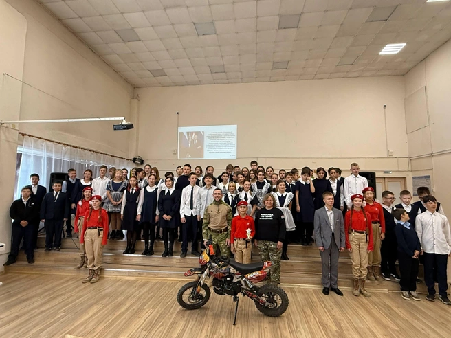 Впервые в Чите ребенок передает свой мотоцикл на СВО | Источник: Комитет образования администрации Читы / T.me