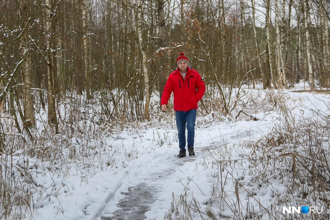 Так выглядит тропинка, по которой дети идут на остановку | Источник: Наталья Бурухина / NN.RU