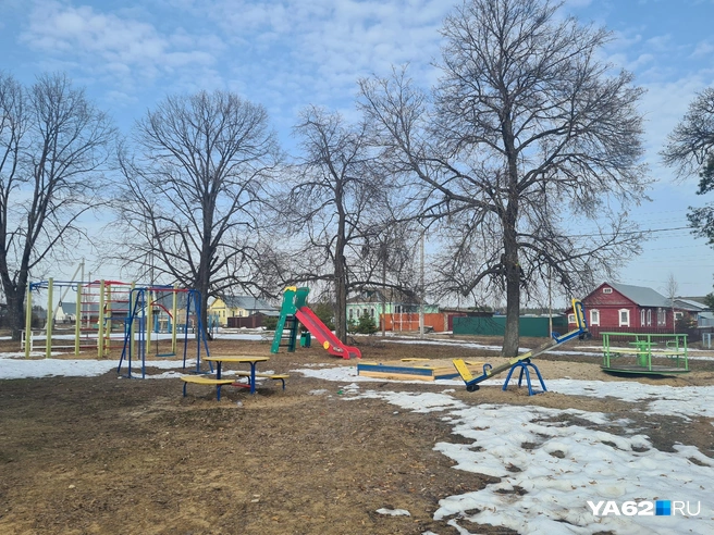 Детская площадка расположена неподалеку от сельского Дома культуры | Источник: Светлана Коновалова / YA62.RU
