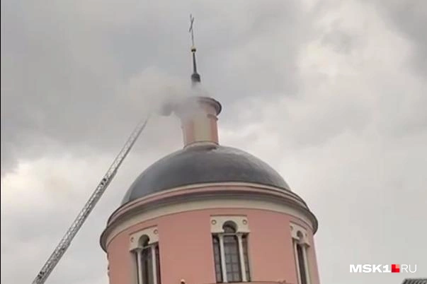 Очевидцы уверяют, что дым из-под купола повалил после удара молнии | Источник: читатель MSK1.RU