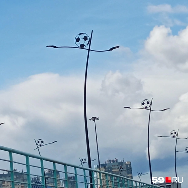 У соседнего стадиона, который построили к Чемпионату мира по футболу, стоят оригинальные фонари | Источник: Вероника Свизева / 59.RU