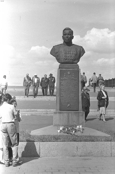 Памятник генералу армии, дважды Герою СССР Афанасию Белобородову. Это важная точка в районе мемориала Вечный огонь. Памятник установлен в 1995 году.  | Источник: Эдгар Брюханенко, pastvu.com