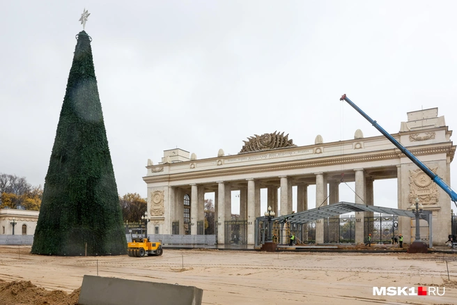 Перед главной входной аркой Парка Горького поставили елку начали строительство катка | Источник: Артем Устюжанин / MSK1.RU