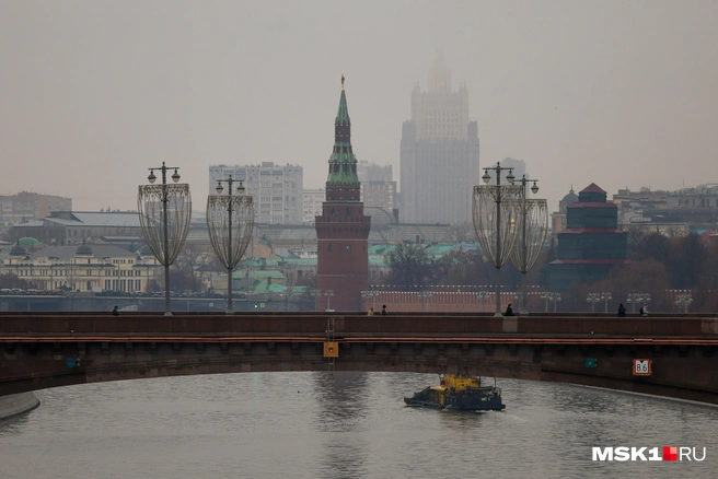 Сильный туман скрыл из поля видимости Москву-сити | Источник: Артем Устюжанин / MSK1.RU