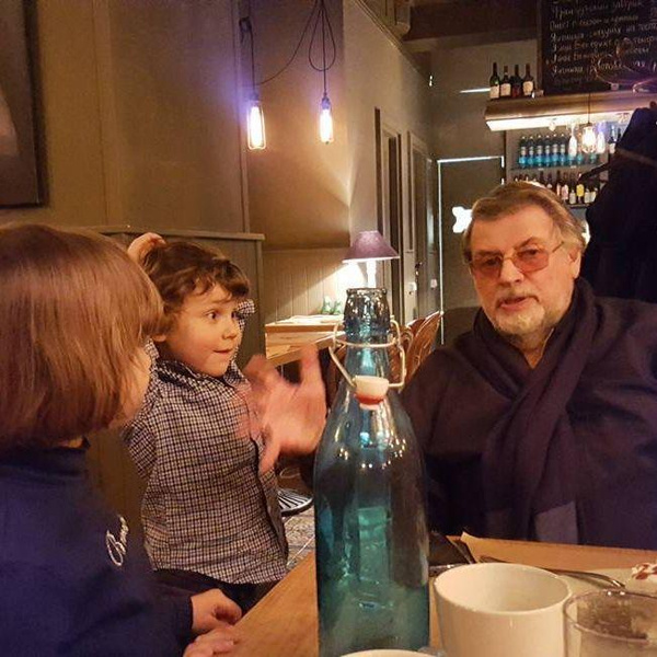 Александр Ширвиндт с правнуками
