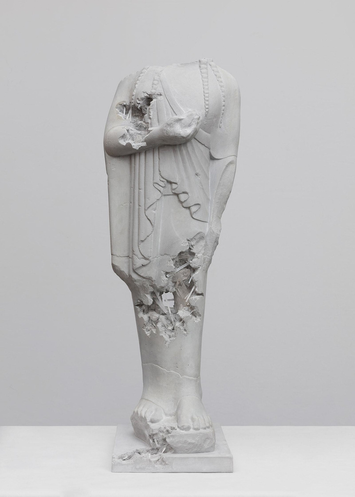 Античные скульптуры на выставке Дэниела Аршама в Париже (фото 8)