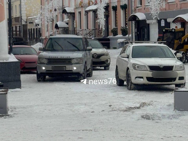 Автомобили, припаркованные в пешеходной зоне центра Ярославля | Источник: читатель 76.RU