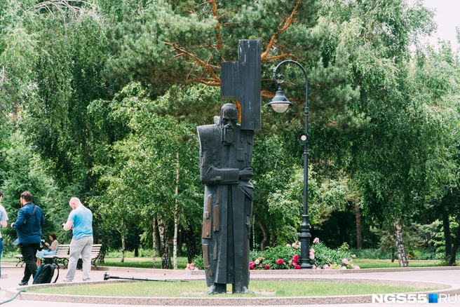Памятник Достоевскому расположен в Театральном сквере  | Источник: Елена Латыпова / NGS55.RU