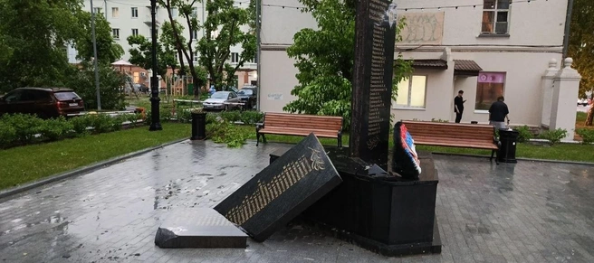 В центре Тюмени сдуло памятник  | Источник: читатель 72.RU 