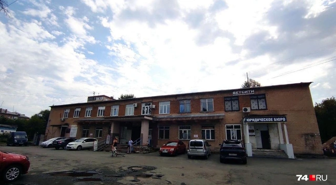 Покупателям приглянулось лишь двухэтажное здание в центре Ленинского района | Источник: Алла Скрипова 