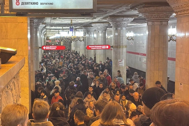 «Это скверный случай». В петербургском метро рассказали, почему пришлось закрывать с утра 4 станции | Источник: читатель «Фонтанки»