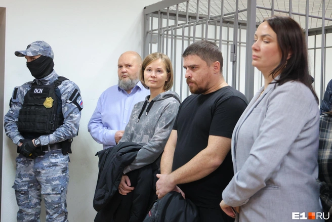 Подсудимые в зале суда. Справа — Елена Сербинова, в чьей квартире произошел взрыв | Источник: Владислав Лоншаков / E1.RU