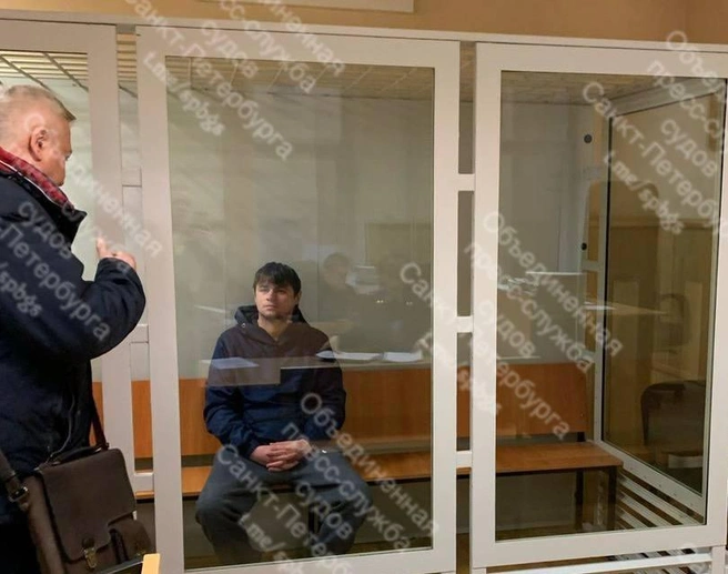 Суд в Петербурге ограничил свободу обвиняемого в поджоге пункта выдачи заказов на Бородинской | Источник: Объединённая пресс-служба судов Санкт-Петербурга / Telegram