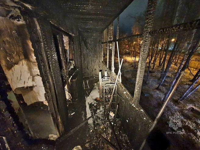 Сначала загорелась часть квартиры и балкон на третьем этаже, затем огонь перекинулся на четвертый  | Источник: МЧС Тюменской области
