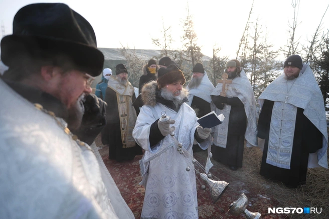 В начале проводят обряд освещения воды | Источник: Василиса Орлова / NGS70.RU