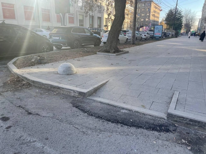 Здесь также заметен резкий переход между пешеходной зоной и проезжей частью. | Источник: Александр Ощепков