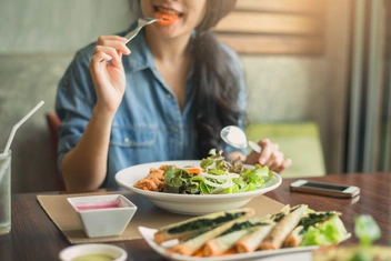 Лучше жевать, чем курить: 10 продуктов и напитков, которые помогут вам забыть про сигареты