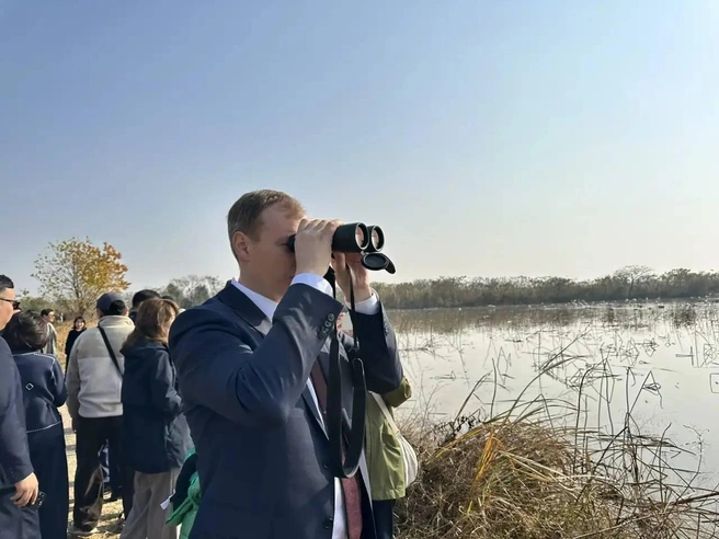 Министр Евгений Перфильев высматривает птиц в Китае | Источник: Экология Якутии / T.me