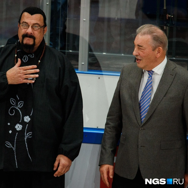 В конце вручать награды лучшим игрокам вышел Стивен Сигал  | Источник: Андрей Бортко / NGS.RU