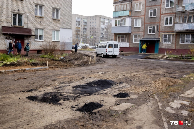 Интересно, так ли ответственные за ремонт дворов чиновники мэрии представляли себе ремонт дороги у пятиэтажек | Источник: Александра Мамонтова