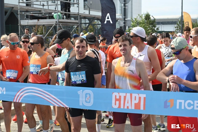 Спортсмены готовятся к старту  | Источник: Дмитрий Емельянов / E1.RU 