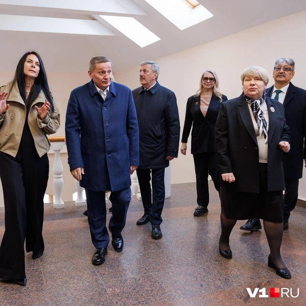 Свита губернатора прошлась с оценкой по всем помещениям каланчи | Источник: Алексей Волхонский / V1.RU