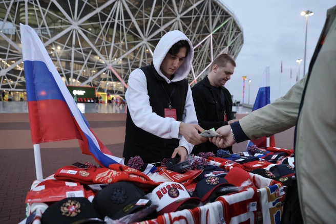 Как же на матч без сувениров? | Источник: Алексей Волхонский / V1.RU