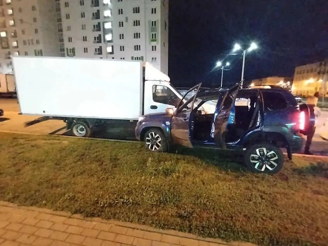 Пьяный водитель сбил двух пешеходов в Воронеже и врезался в припаркованный автомобиль | Источник: ГУ МВД России по Воронежской области / t.me/mvd36