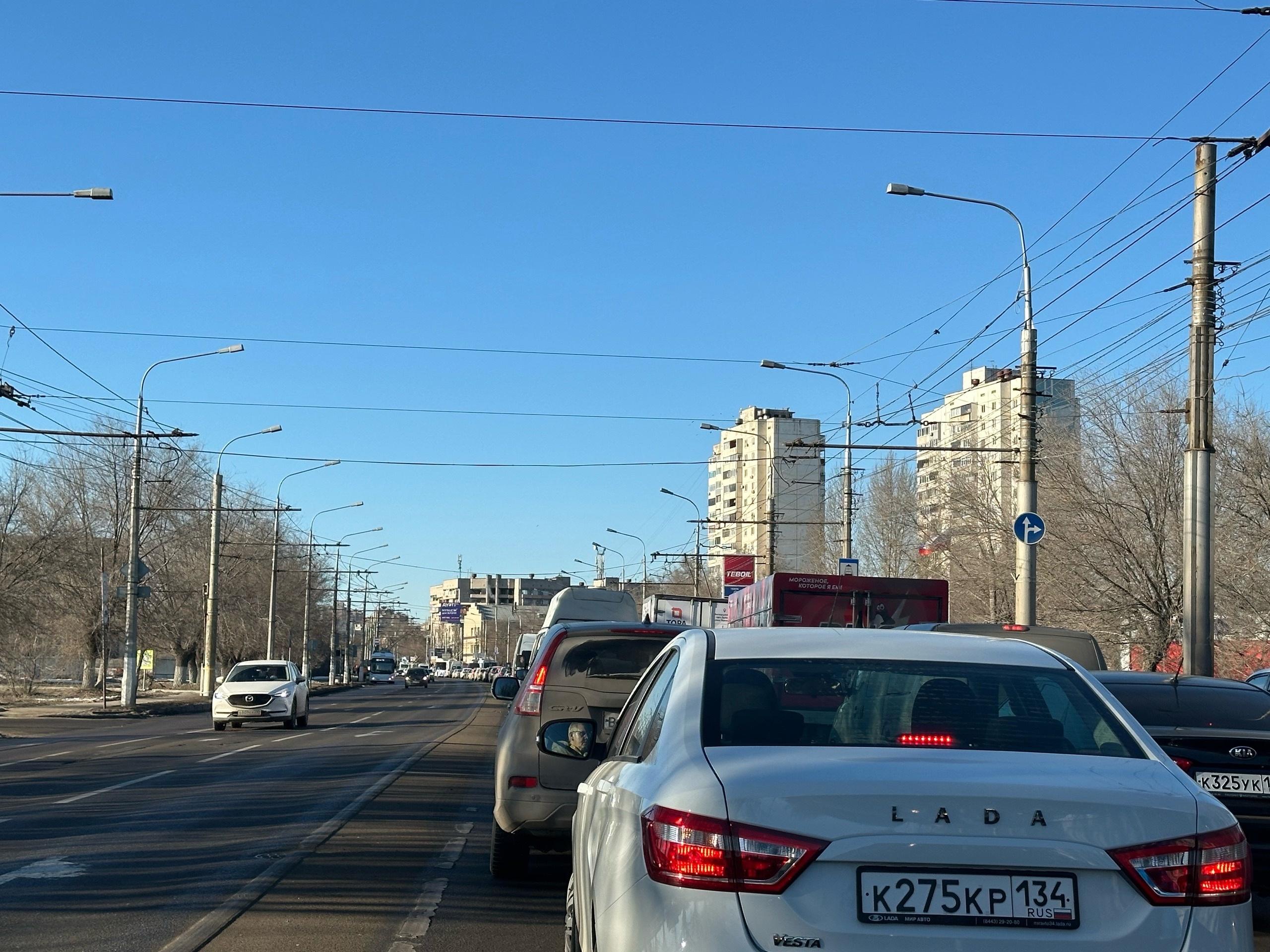 В Волгограде два столкнувшихся автобуса парализовали Первую продольную - 12  марта 2024 - V1.ру