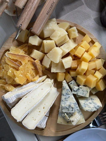 Еще обязательно стоит попробовать твердый сыр шестилетней выдержки | Источник: ярмарка «От Абхазии до Камчатки»