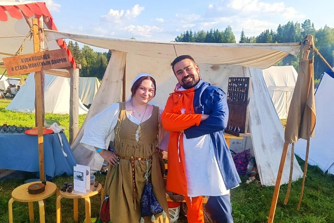 Пермячка сама шьет себе костюмы для фестивалей реконструкции. Это фото сделано на фестивале «Русь Дружинная» в деревне Кудрино под Ижевском | Источник: Ксения Цыганкова / vk.com