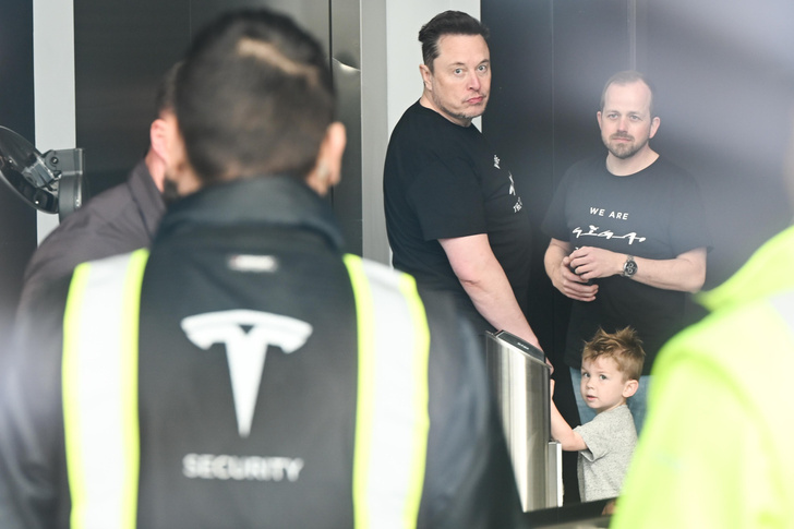 Илон Маск прогулялся со своим сыном по заводу Tesla в Германии
