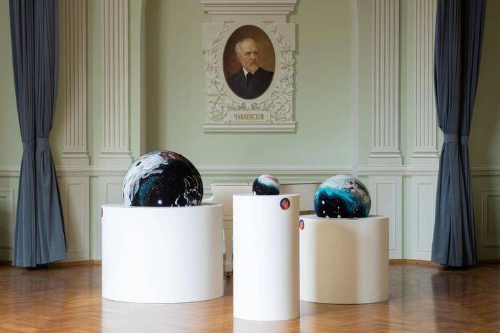 Выставка &laquo;Он в воздух бросает, и ловит он сразу&raquo;: современное искусство в московской школе