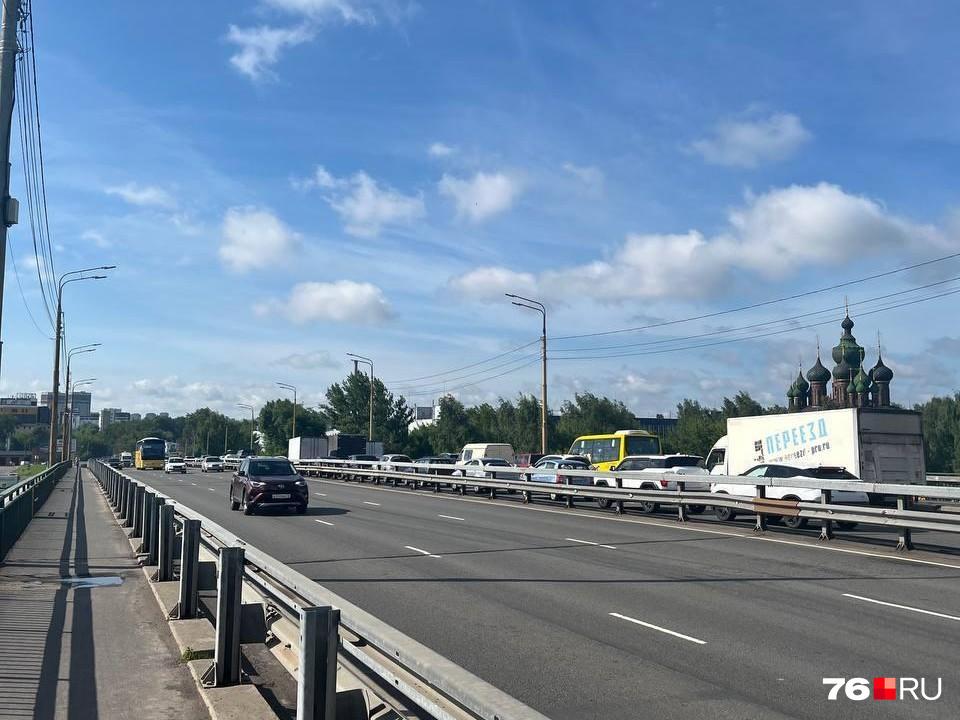 «Мост встал»: стала известна причина пробки в Ярославле