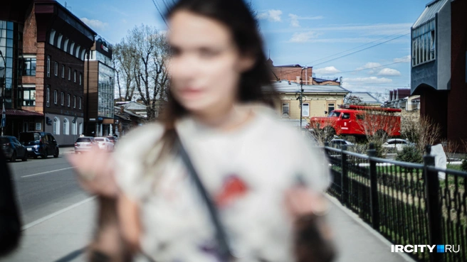 Когда Вика была маленькая, она попала в секту, и это тоже не могло не повлиять на нее | Источник: Кирилл Фалеев / «ИрСити»