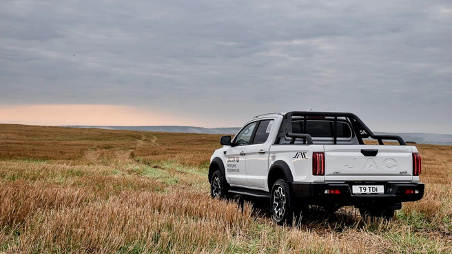 Внедорожные возможности ограничивает длинная база и картер силового агрегата. Просвет — 210 мм | Источник: Артем Краснов